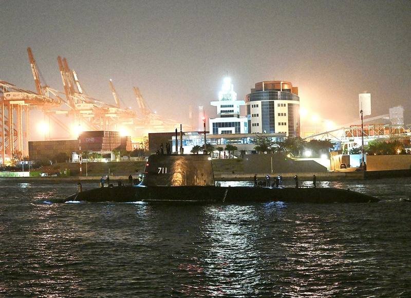 潛艦國造原型艦海鯤艦29日首度潛航測試，上午近11時駛出高雄港區至近海進行測試，晚間約6時30分返航入港。中央社記者董俊志攝