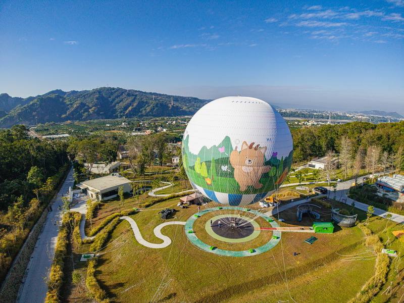 南投縣政府斥資在草屯鎮打造「九九峰氦氣球樂園」，是全台首座繫留式氦氣球觀光體驗設施，氦氣球近日運抵園區組裝、充氣，1月29日成形並測試。（南投縣政府提供）