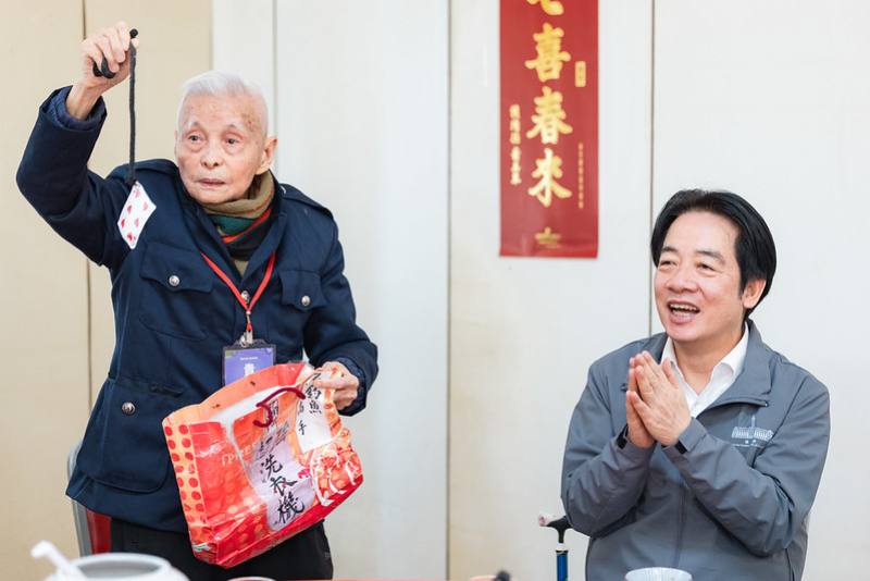 總統抵達後，首先欣賞百歲爺爺的魔術表演