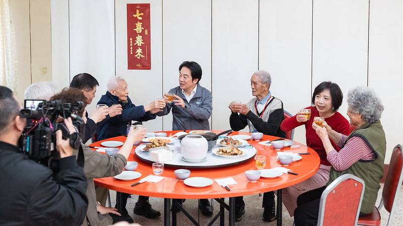 總統與現場長輩一起圍爐交流