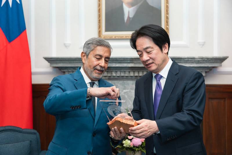 Micron Technology President and CEO Sanjay Mehrotra presents President Lai Ching-te with a gift.