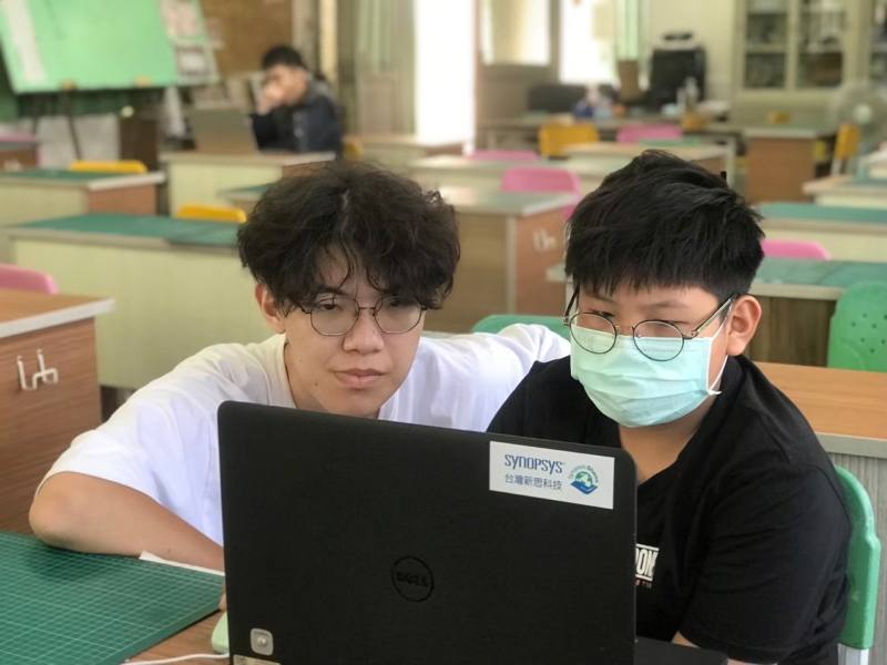 青年曾哲瀚於偏鄉教學，陪伴孩子學習程式設計，啟發對科技與未來的想像