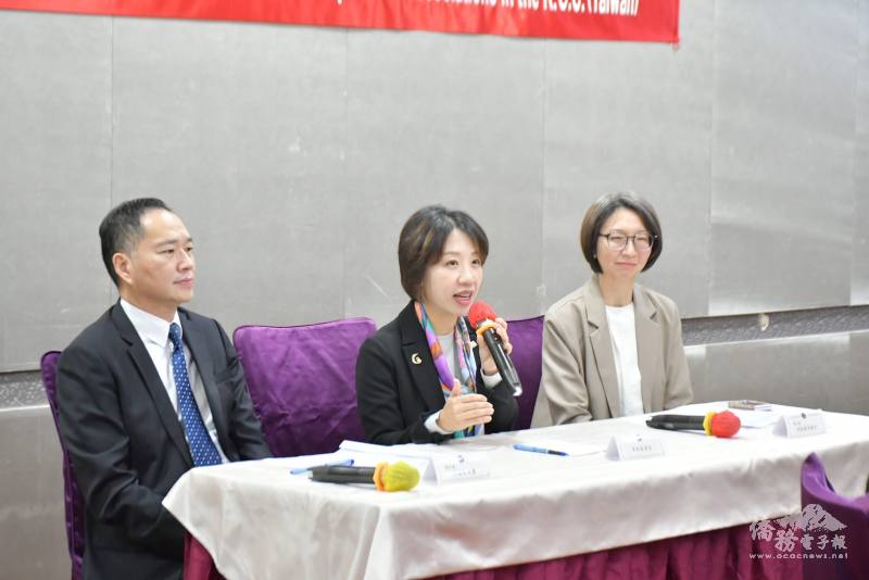 李姸慧（中）、僑民處處長陳永豐（左）、僑生處副處長吳曉竹（右）參與座談