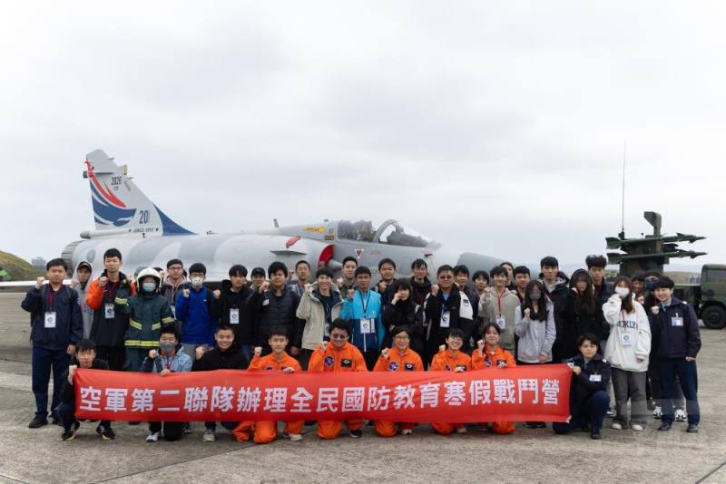 新竹基地體驗營27日於空軍第二聯隊辦理。（軍聞社記者吳柏融攝）