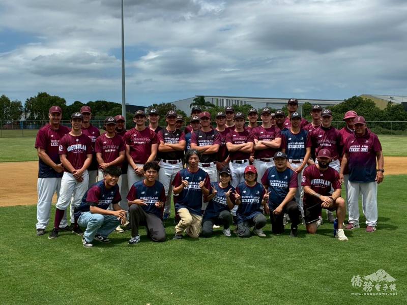 教授黃致豪（前排左三）率領實習學生與澳洲青棒球隊合影