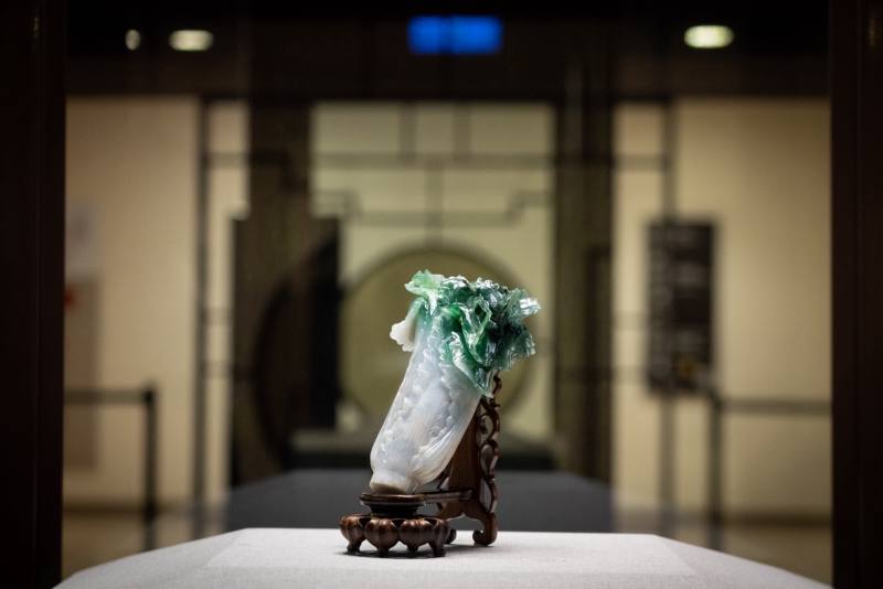 故宮人氣國寶〈翠玉白菜〉自捷克布拉格平安返臺，現重返故宮北院展出，與國內外觀眾見面。