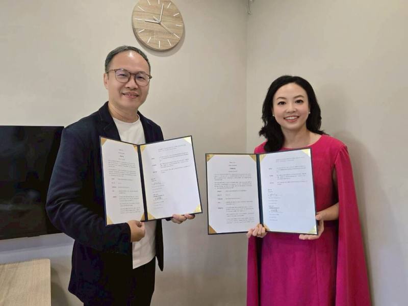 台灣創業家鄭雅慈（右）與台灣永續影響力投資（Sustainable Impact Capital）簽署投資意向書，盼共推永續時尚產業升級。（鄭雅慈提供）