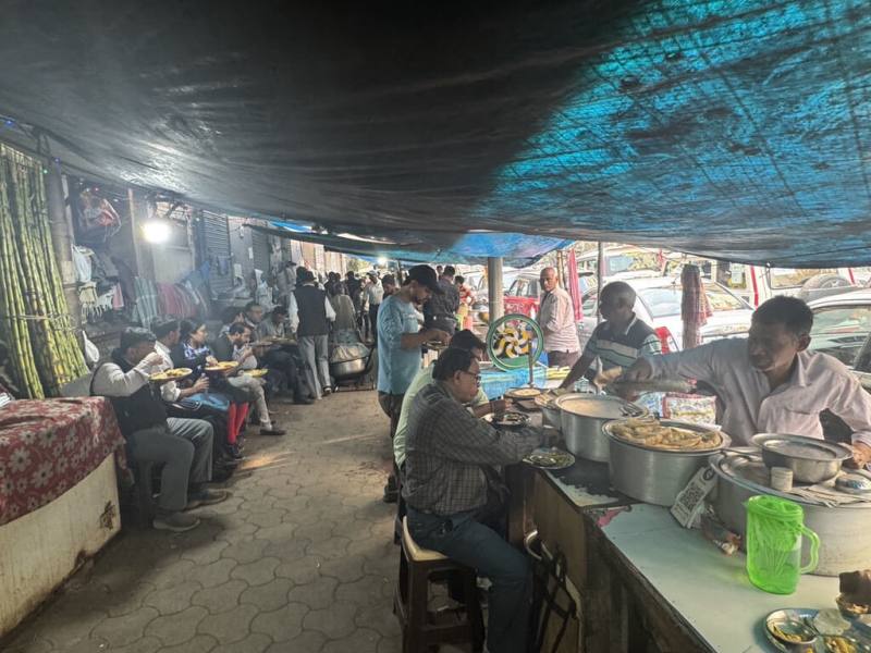 世界衛生組織（WHO）認為印度立百病毒疫情傳播屬「低風險」狀態，不必針對旅行、貿易做出限制。圖為疫情爆發地西孟加拉首府加爾各答街頭，民眾在小吃攤排排坐用餐，不見緊張氣氛。（民眾提供）