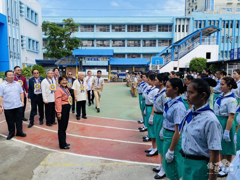 僑委會委員長徐佳青觀賞宿務東方學院深具特色的童子軍團演練