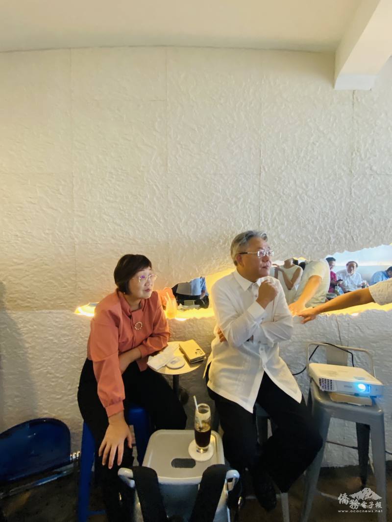 徐佳青與駐菲律賓代表處楊登仕公使(右)，與志工座談