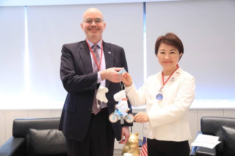 美國在台協會（AIT）處長谷立言（Raymond Greene）（左）29日到訪台中市政府，市長盧秀燕（右）親自接待並送上中台灣燈會「姆明」小提燈。（台中市政府提供）