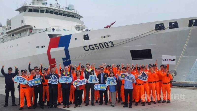 海委會主委管碧玲（前左5）30日邀請美國在台協會（AIT）處長谷立言（前左4）等人一同參訪雲林艦，並在雲林艦前合影留念
