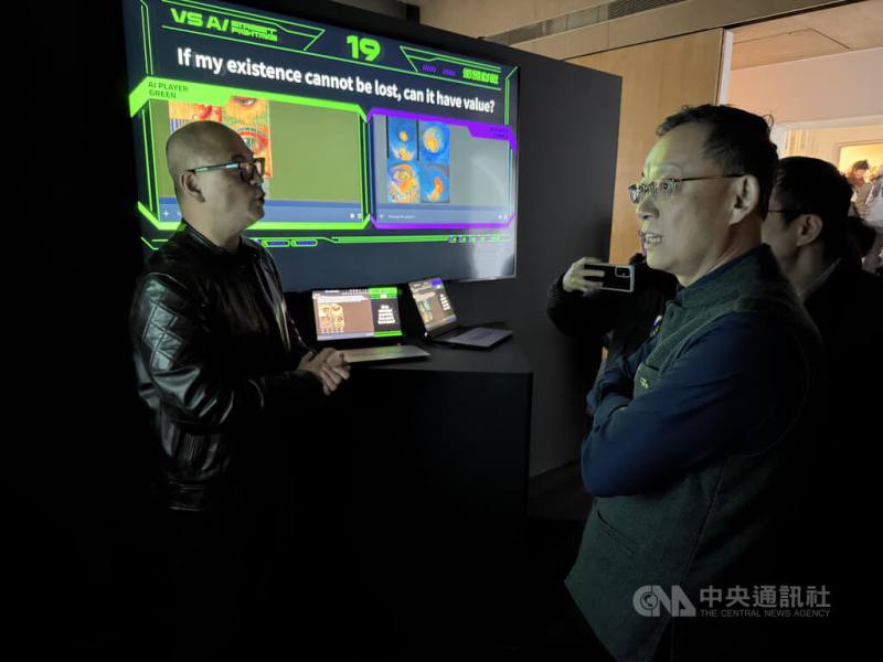 印度KHOJ國際藝術家協會主辦的科技藝術展暨國際研討會，於30日開幕。台灣有兩組團隊獲邀參展，期望透過作品讓人反思在AI世代的處境與因應之道。圖為台灣團隊「超維度」作品「VS AI 街頭對戰」