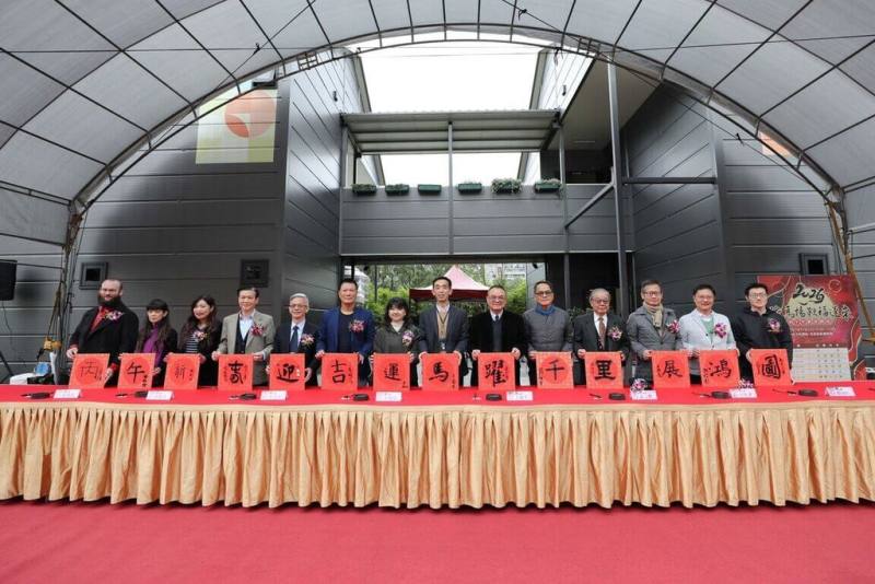 國立國父紀念館31日舉行「駿馬揚鞭福運來」開筆揮毫活動，文化部次長李靜慧（左7）、國父紀念館長王蘭生（左8）、台北市文化局長蔡詩萍（左6）等人現場提筆寫下「丙午新春迎吉運　馬躍千里展鴻圖」。（國父紀念館提供）