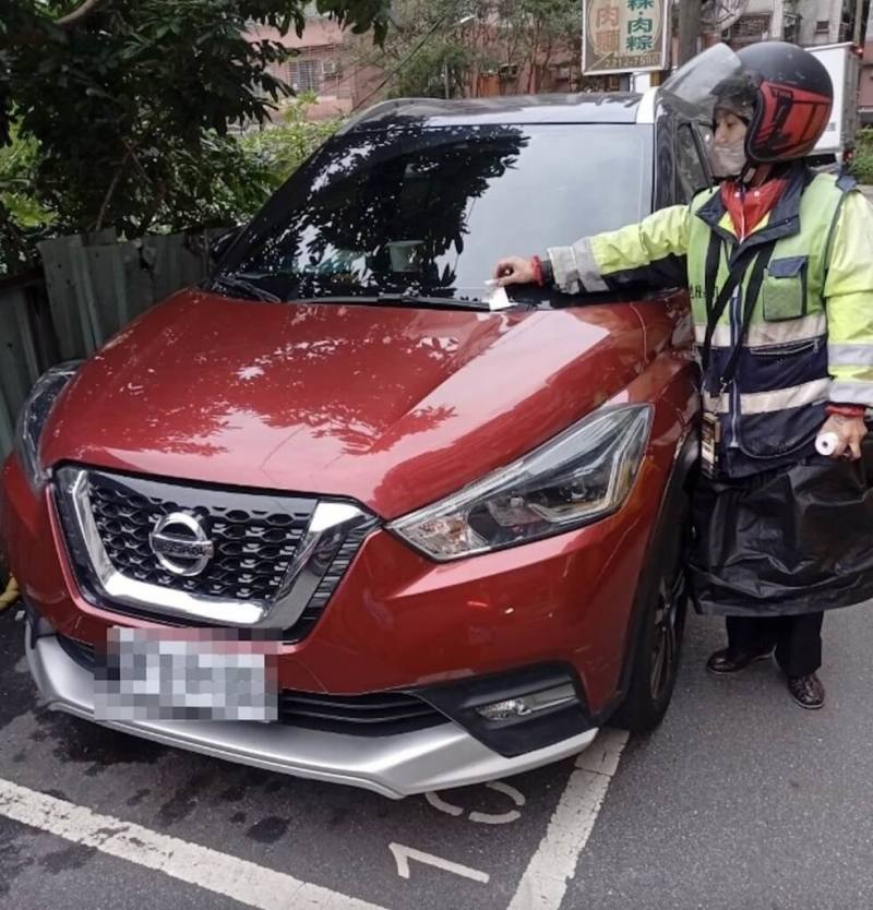 農曆春節即將到來，新北市交通局30日表示，春節9天連假期間，新北路邊汽機車平日收費停車格皆暫停收費，除夕、大年初一這2天則全面暫停收費。（新北市交通局提供）