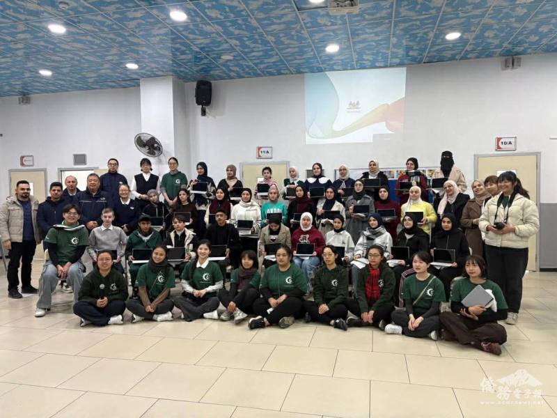 滿納海學校師生與線上學伴們相見歡，手持捐贈平板與電腦