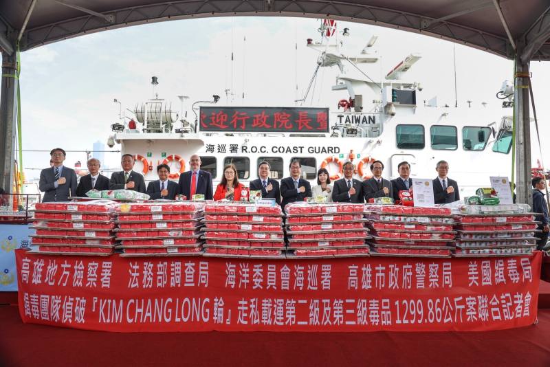 行政院長卓榮泰出席「緝獲金昌隆貨輪走私毒品聯合記者會」暨春節前視導