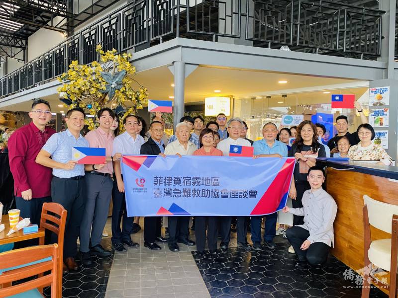 徐佳青與第一線急難救助志工會後合影