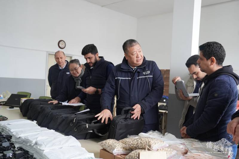 志工與校方仔細核對每台電腦與配件，確保交接工作順利進行