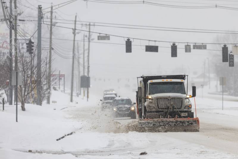 田納西州一輛卡車在街上剷雪。（美聯社）