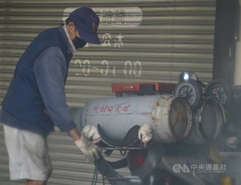 圖為瓦斯業者運送桶裝瓦斯。（中央社檔案照片）