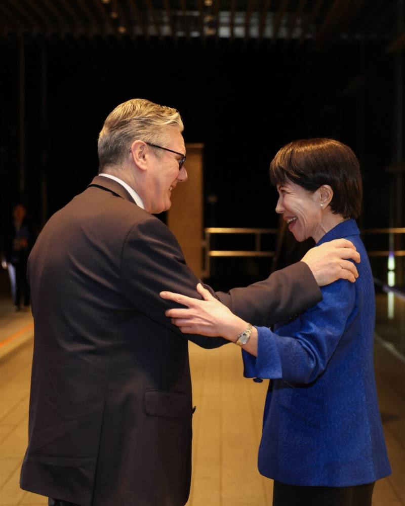 英國首相施凱爾（左）1月31日訪問東京會晤日本首相高市早苗（右）。（圖取自x.com/Keir_Starmer）