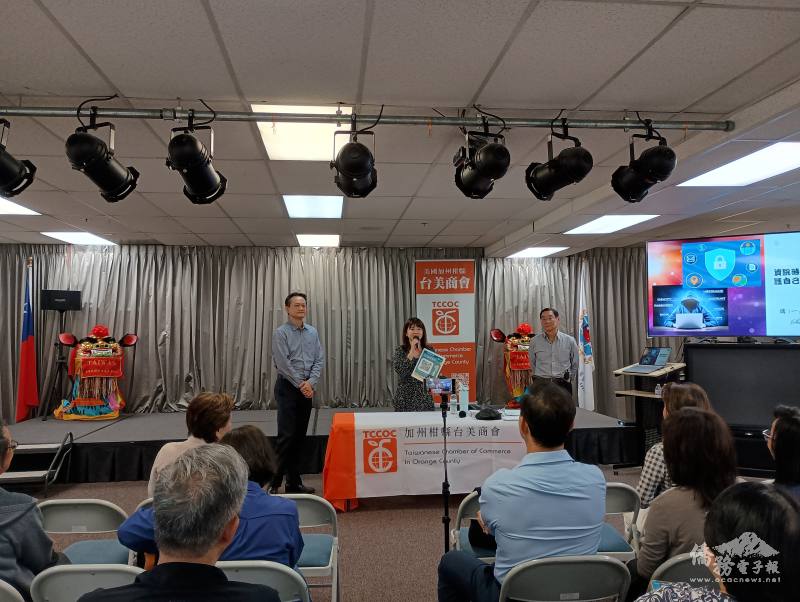 蕭蓓如(前中) 致詞並推介僑委會最夯的數位服務「i僑卡」