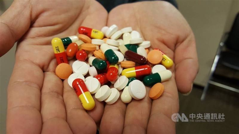 農曆春節9天，衛生福利部宣布慢箋可提前領。（中央社檔案照片）