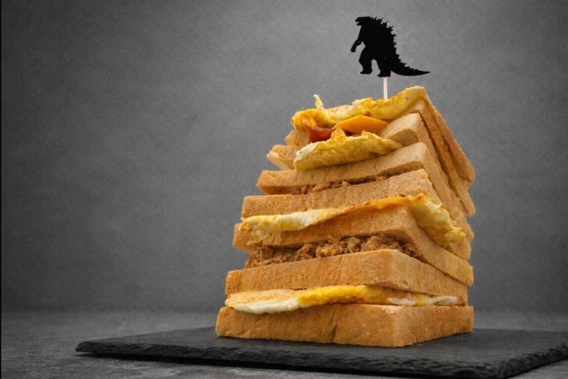 2026高雄燈會「冬日遊樂園」與日本知名IP「超人力霸王」合作，市府並串聯全市30間餐飲品牌，以超人、怪獸元素推出限定造型美食。（高雄市經發局提供）