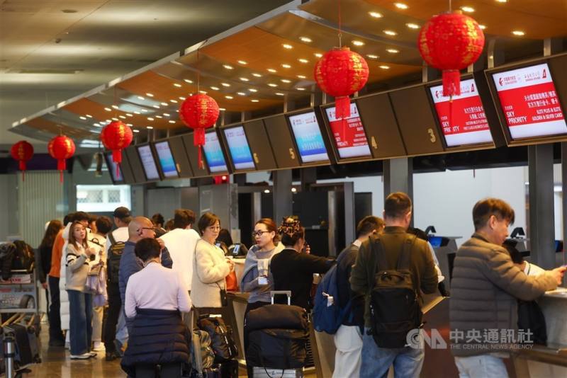 圖為松山機場國際線航班報到處旅客人潮多。（中央社檔案照片）