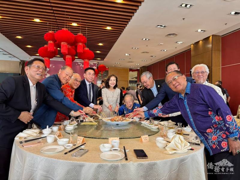 與會貴賓共同進行撈生儀式，象徵團結合作、鴻運當頭