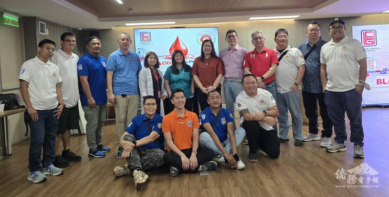 菲華消防救災聯合總會理事長莊長順（第2排左4）與中華崇仁總醫院暨醫療中心要員合影