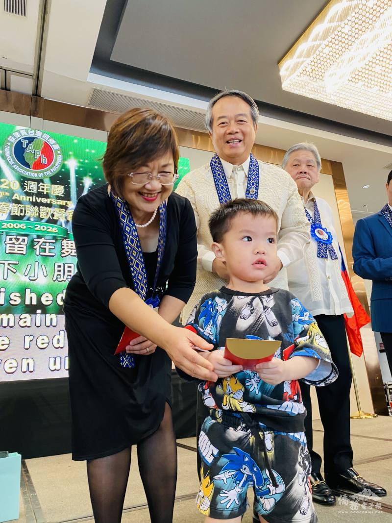 徐佳青與駐菲律賓代表處大使周民淦發送紅包予小朋友，象徵對僑界下一代的祝福與關懷