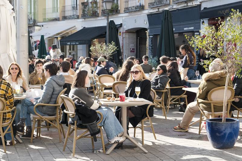 西班牙失業率2025年第4季首次降到10%以下，創紀錄的就業成長帶動家庭購買力復甦，再加上薪資成長超過通貨膨脹，推升了國內消費力，推升2025年經濟成長率達到2.8%，成長速度高於歐元區的1.5%。圖為馬德里一處滿座的餐廳露天座，侍者正在為客人服務點餐。