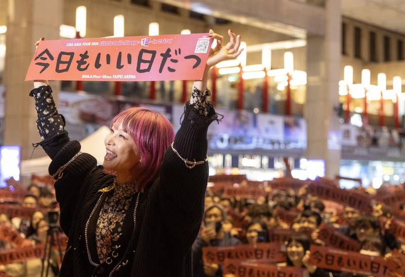 日本歌手LiSA（前）31日下午在台北車站快閃舉辦粉絲見面會，農曆春節將至，LiSA現場也以中文祝粉絲「新年快樂、馬力全開」，並和台下眾人熱情互動。