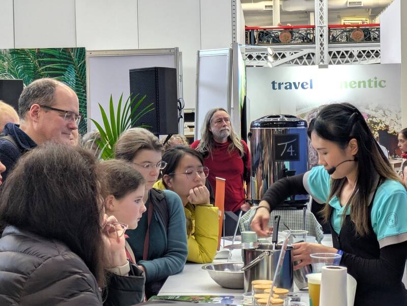 台灣1月29日至2月1日參加「倫敦旅展」，在英國有約60家店鋪的台灣珍奶品牌T4清茶達人則應邀在大會的Taste the World舞台，一連4天舉辦數場珍奶製作示範和試飲，同時推介台灣飲食文化。