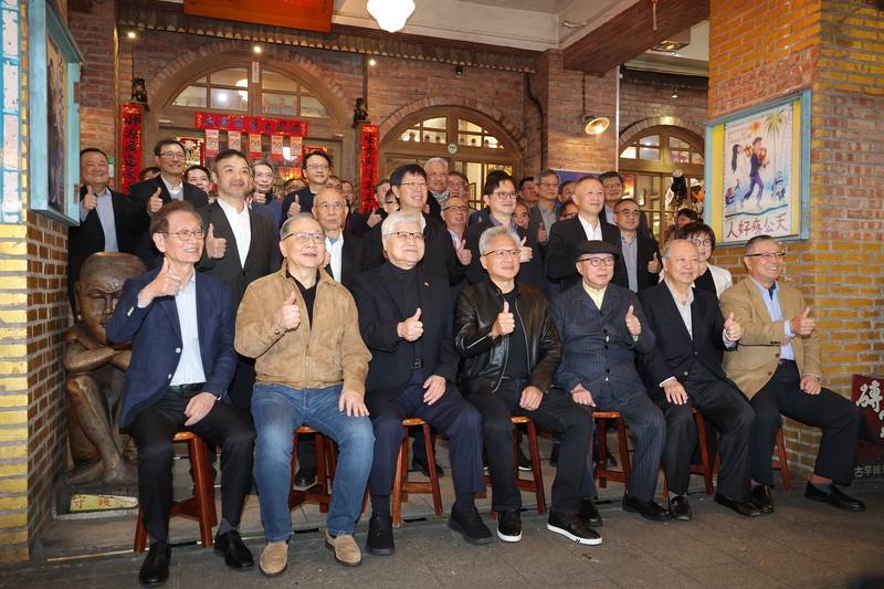 輝達執行長黃仁勳（前中）31日在台北宴請供應鏈夥伴高層，被外界形容為「兆元宴」。用餐前，黃仁勳邀請華碩董事長施崇棠（前左起）、聯發科執行長蔡力行、台積電董事長魏哲家、緯創董事長林憲銘（前右起）、廣達副董事長梁次震、廣達董事長林百里，以及英業達董事長葉力誠（2排左起）、矽品董事長蔡祺文、鴻海董事長劉揚偉、和碩董事長童子賢、緯創總經理林建勳等人一同比讚合影。