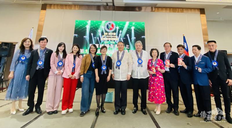 與會政、僑界貴賓一同發送紅包並合影留念