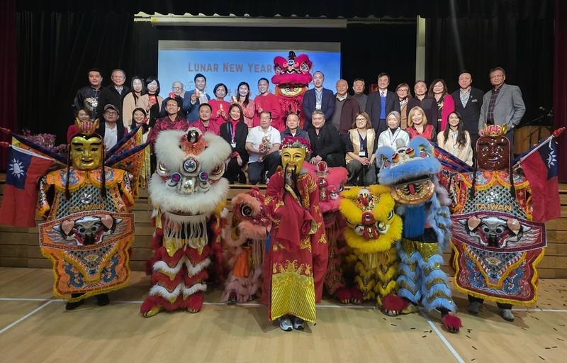 加拿大卑詩省台灣商會今天舉辦年貨大街活動，加拿大政要和社區貴賓一起和媽祖、舞獅、財神、三太子合影，慶賀馬年行大運。