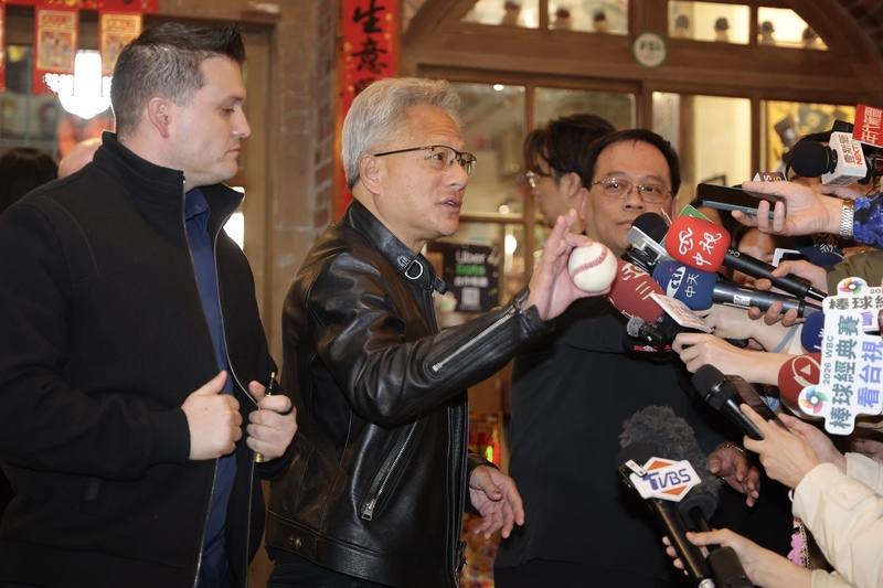 輝達（NVIDIA）執行長黃仁勳（中）31日晚間在台北磚窯古早味懷舊餐廳宴請供應鏈夥伴高層，抵達時簡單接受現場守候媒體訪問。