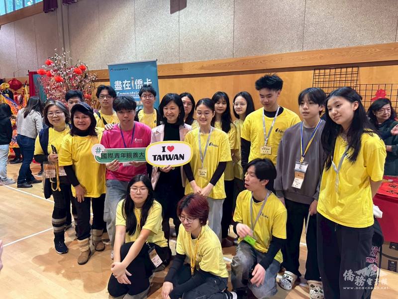 FASCA溫哥華分會青年志工協助僑胞辦理i僑卡