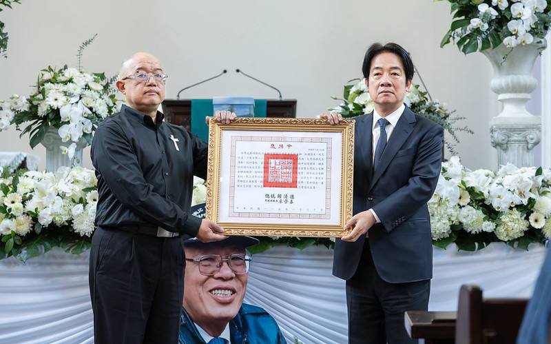 賴清德總統31日上午前往濟南教會頒贈褒揚令予台灣戒嚴時期政治受難者關懷協會前會長劉金獅，表彰其對臺灣民主自由的貢獻，由劉前會長之子劉建宏先生代表接受