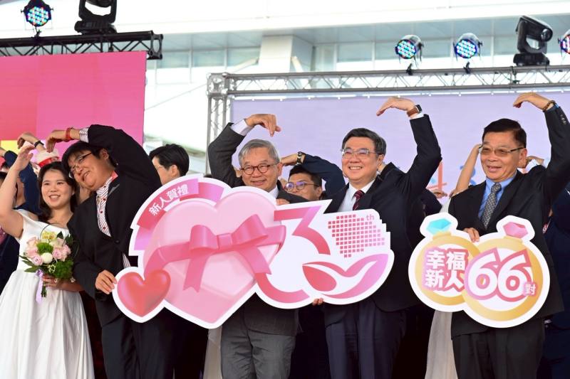 行政院長卓榮泰31日赴臺南出席南部科學園區30周年園慶暨集團結婚活動