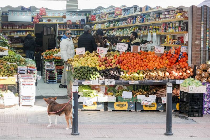 受到就業市場復甦及國內消費與投資力推動，西班牙2025年經濟成長率達到2.8%，連續5年維持成長趨勢，為2026年帶來正面的經濟前景。圖為馬德里市中心一家蔬果店，上門消費的客人絡繹不絕。