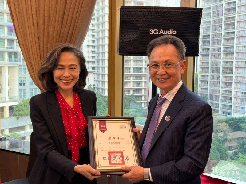 連玉蘋頒發行政院政務顧問聘書予僑務諮詢委員劉惟祥。