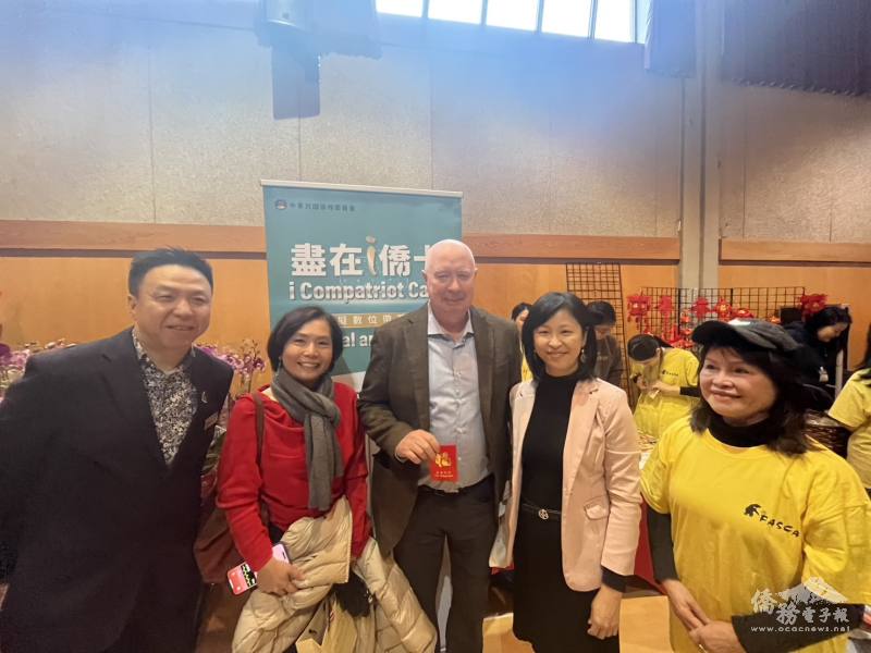 駐溫哥華辦事處處長劉立欣（左二）與本拿比市長Mike Hurley（中）參觀i僑卡特約商店推廣攤位