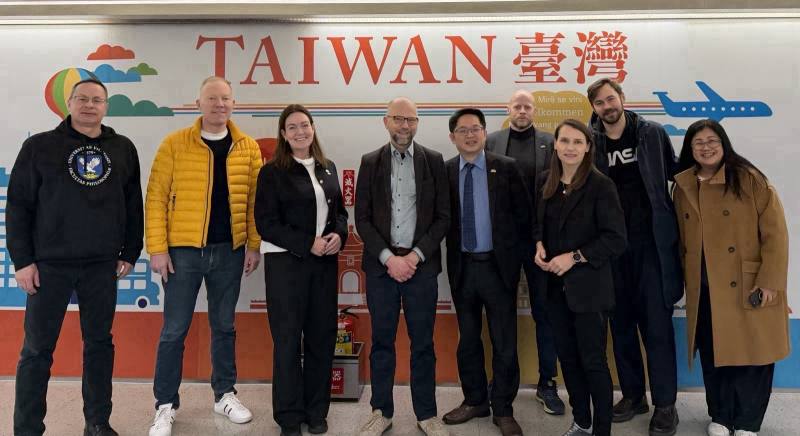 中北歐國家國會議員訪問團訪台，外交部歐洲司副司長陳明杰接機致意。