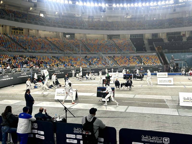 國際擊劍總會舉辦2026青少年銳劍世界盃巡迴賽，1月29日至2月1日在埃及進行第4站賽事。圖為開羅國際體育場比賽現場。台灣擊劍選手林雨潔（右）接受教練李俊徵（左）專業訓練，1月29日在2026青少年銳劍世界盃埃及站摘金。