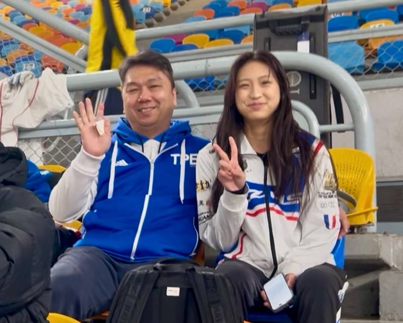 台灣擊劍選手林雨潔（右）接受教練李俊徵（左）專業訓練，1月29日在2026青少年銳劍世界盃埃及站摘金。