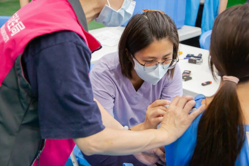 新竹市政府持續推動自費疫苗補助，設籍竹市0至6歲幼兒自費接種口服輪狀病毒疫苗、腸病毒疫苗，50歲以上者接種帶狀疱疹疫苗，6個月內可申請每人新台幣2000元補助。圖為民眾接種疫苗情形。（新竹市政府提供）